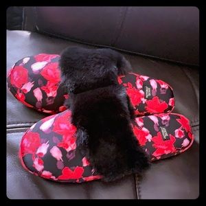 NWT Victoria’s Secret red/pink flower 5/6 slippers